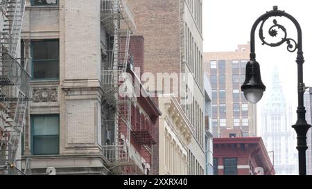 New York City Manhattan Soho Modeviertel in der Nähe der Broadway Street. Städtische Gebäudefassade der USA, alte amerikanische Architektur. Einkaufsmöglichkeiten in NYC, USA. Geschäfts- und Wohnimmobilien. Laterne. Stockfoto