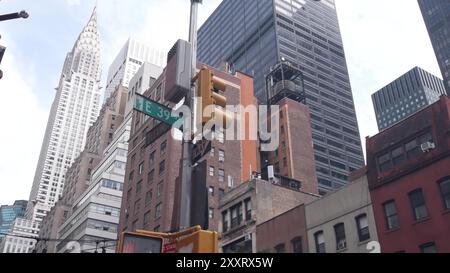 Kreuzung New York City, Kreuzung Lexington Street Straßenschilder. Chrysler Building, Midtown District, NYC, USA. Hochhausarchitektur, Straßenschild in eine Richtung, Ampel Stockfoto