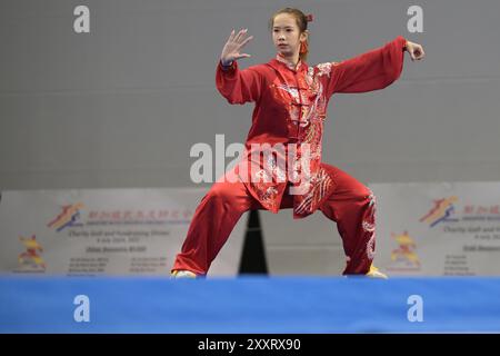 (240826) --SINGAPUR, 26. August 2024 (Xinhua) -- Debbie Yeung aus China in Hongkong tritt während des Spiels der Gruppe B der Frauen im Chen Style Taijiquan (56 Bewegungen) bei der 4. Weltmeisterschaft in Singapur am 26. August 2024 an. (Foto von dann Chih Wey/Xinhua) Stockfoto