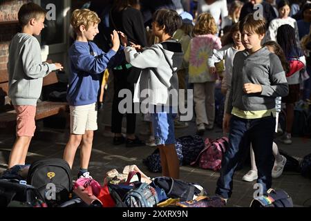 Brüssel, Belgien August 2024. Die Schüler werden am ersten Tag des neuen Schuljahres auf dem Spielplatz in der Schule „Ecole du Centre“ in Uccle-Ukkel, Brüssel, am Montag, den 26. August 2024 gezeigt. Die Schüler der französischsprachigen Bildungseinrichtungen kehren heute zurück. BELGA PHOTO ERIC LALMAND Credit: Belga News Agency/Alamy Live News Stockfoto