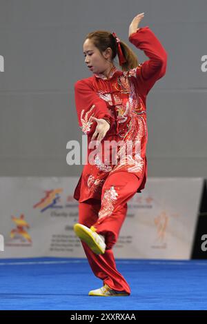 (240826) --SINGAPUR, 26. August 2024 (Xinhua) -- Debbie Yeung aus China in Hongkong tritt während des Spiels der Gruppe B der Frauen im Chen Style Taijiquan (56 Bewegungen) bei der 4. Weltmeisterschaft in Singapur am 26. August 2024 an. (Foto von dann Chih Wey/Xinhua) Stockfoto