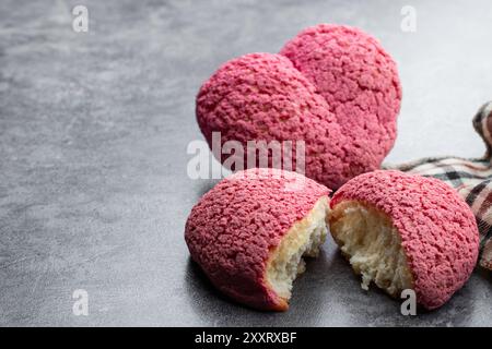 Herzförmige Choux-Kekse mit Cremefüllung auf grauem Hintergrund Stockfoto