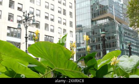 New York U-Bahn-Globus, U-Bahn-Lampe. Eingang zur Metropolitan, Manhattan. 42 Straße in der Nähe der Bibliothek, Bryant Park, Fifth 5 Avenue. Eingang des öffentlichen Nahverkehrs, Geschäftsviertel Midtown. Stockfoto