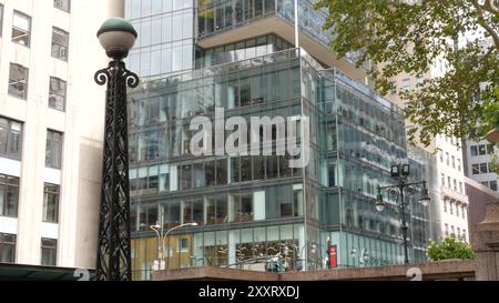 New York U-Bahn-Globus, U-Bahn-Lampe. Eingang zur Metropolitan, Manhattan. 42 Straße in der Nähe der Bibliothek, Bryant Park, Fifth 5 Avenue. Eingang des öffentlichen Nahverkehrs, Geschäftsviertel Midtown. Stockfoto