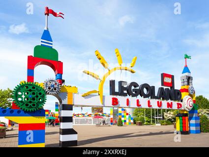 Eingangstor zum ursprünglichen Legoland Park in Billund, Dänemark, das erste einer Kette von Familien-Vergnügungsparks, die sich auf die Spielzeugmarke Lego Building konzentrieren. Stockfoto