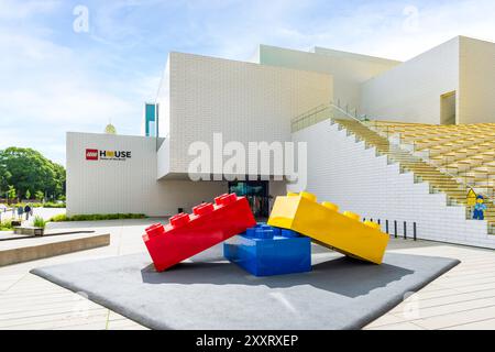 Eingang des Lego House, Heimstadion der Ziegelsteine, in Billund, Dänemark, ein Gebäude, das von der Bjarke Ingels Group entworfen wurde, um die Bauspielzeuge der Marke zu präsentieren. Stockfoto