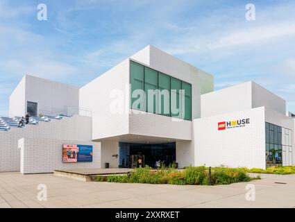 Eingang des Lego House, Heimstadion der Ziegelsteine, in Billund, Dänemark, ein Gebäude, das von der Bjarke Ingels Group entworfen wurde, um die Bauspielzeuge der Marke zu präsentieren. Stockfoto