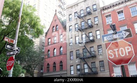 New York City Gebäudearchitektur. Städtisches Wohnhaus außen. Immobilien in den USA. Allgemeine rote Ziegelfassade. Greenwich Village Gay Street. Fluchtleiter. Halt, Einbahnschild. Stockfoto