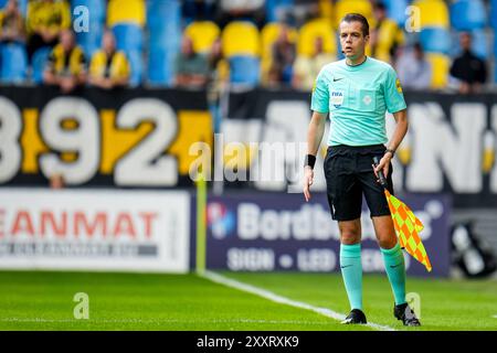 Arnheim, Niederlande. August 2024. ARNHEM, NIEDERLANDE - 25. AUGUST: Stellvertretender Schiedsrichter Rogier Honig während des niederländischen Keuken Kampioen Divisie-Spiels zwischen Vitesse und Excelsior Rotterdam am 25. August 2024 in Arnhem, Niederlande. (Foto von Rene Nijhuis/Orange Pictures) Credit: Orange Pics BV/Alamy Live News Stockfoto