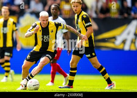 Arnheim, Niederlande. August 2024. ARNHEM, NIEDERLANDE - 25. AUGUST: Alexander Buttner von Vitesse dribbelt mit dem Ball während des niederländischen Keuken Kampioen Divisie-Spiels zwischen Vitesse und Excelsior Rotterdam am 25. August 2024 im Gelredome in Arnheim. (Foto von Rene Nijhuis/Orange Pictures) Credit: Orange Pics BV/Alamy Live News Stockfoto