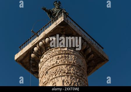 Säule von Marcus Aurelius, oben auf der römischen Siegessäule auf der Piazza Colonna, Rom, Italien Stockfoto