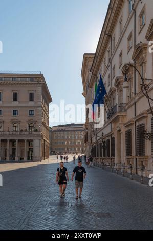 Touristen im Sommer, Piazza Montecitorio, vor dem italienischen Parlamentsgebäude, Rom, Italien Stockfoto