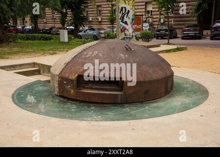 Tirana, Albanien - 30. Mai 2024. Ein Pillenkastenbunker im Lulishte Ismail Qemali Park im Zentrum von Tirana, Zentralalbanien. Stockfoto