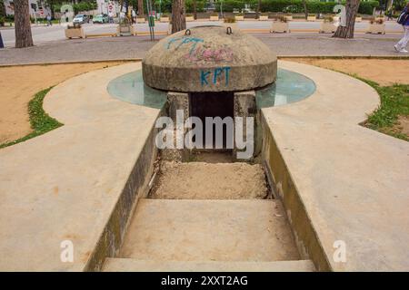 Tirana, Albanien - 30. Mai 2024. Ein Pillenkastenbunker im Lulishte Ismail Qemali Park im Zentrum von Tirana, Zentralalbanien. Stockfoto