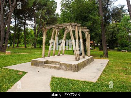 Tirana, Albanien - 30. Mai 2024. Reliquien im Lulishte Ismail Qemali Park im Zentrum von Tirana. Aus Gefängnisträgern, Teil des Postbllok Memorial Stockfoto