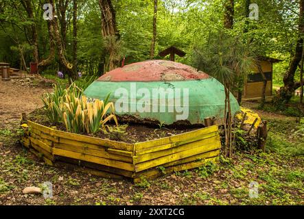 Mount Dajti, Albanien - 31. Mai 2024. Ein verlassener Pillbox-Bunker im Wald auf dem Mount Dajti bei Tirana. Umfunktioniert in einem Abenteuerspielplatz Stockfoto