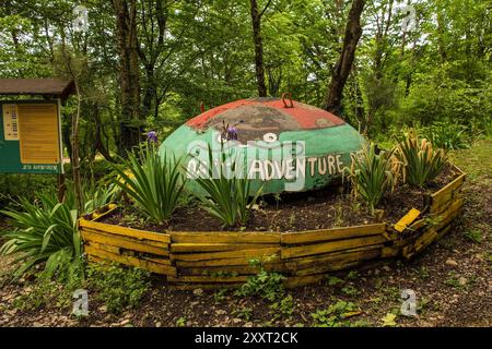 Mount Dajti, Albanien - 31. Mai 2024. Ein verlassener Pillbox-Bunker im Wald auf dem Mount Dajti bei Tirana. Umfunktioniert in einem Abenteuerspielplatz Stockfoto