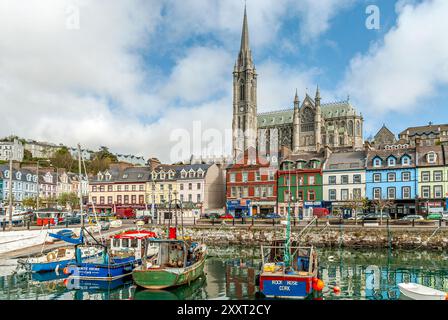 Uferpromenade und St Colemans Cathedral of Cobh, Cork, Irland Stockfoto