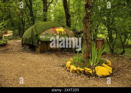 Mount Dajti, Albanien - 31. Mai 2024. Ein verlassener Pillbox-Bunker im Wald auf dem Mount Dajti bei Tirana. Umfunktioniert in einem Abenteuerspielplatz Stockfoto