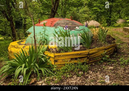 Mount Dajti, Albanien - 31. Mai 2024. Ein verlassener Pillbox-Bunker im Wald auf dem Mount Dajti bei Tirana. Umfunktioniert in einem Abenteuerspielplatz Stockfoto