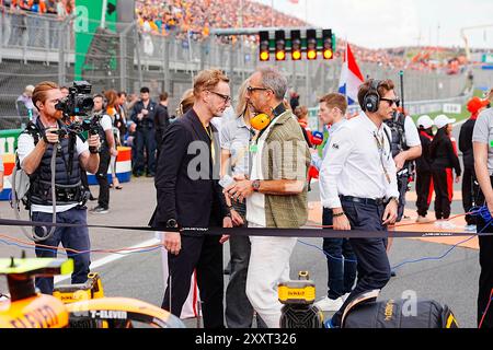 Zandvoort, Niederlande. August 2024. 25.08.2024, Circuit Park Zandvoort, Zandvoort, FORMEL 1 HEINEKEN DUTCH GRAND PRIX 2024, im Bild Prinz Bernhard von Orange-Nassau mit Adam Norris, Vater von Lando Norris (GBR), McLaren F1 Team Credit: dpa/Alamy Live News Stockfoto