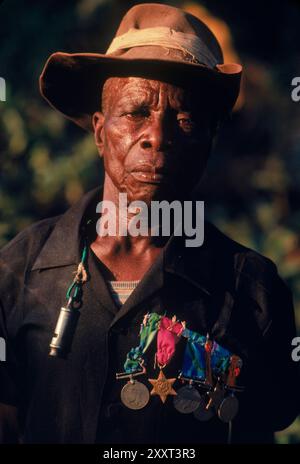 Ein Veteran trägt britische Wahlkampfmedaillen aus dem Zweiten Weltkrieg in der Nähe von Yambio im Südsudan Stockfoto