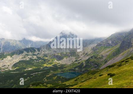 Teiche in einem Tal in der Tatra bedeckt mit Wolken - Blick von Kasprowy Wierch Stockfoto