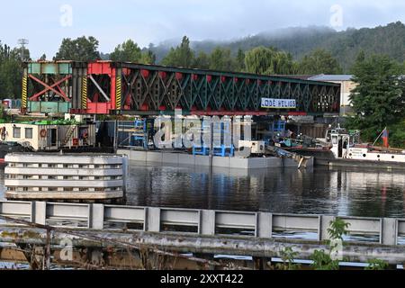 Transport der letzten und größten Stahlkonstruktion per Schiff von Velka Chuchle zur Baustelle der Dvorecky Brücke in Prag, Tschechische Republik, 26. August 2024. (CTK Foto/Michaela Rihova) Stockfoto