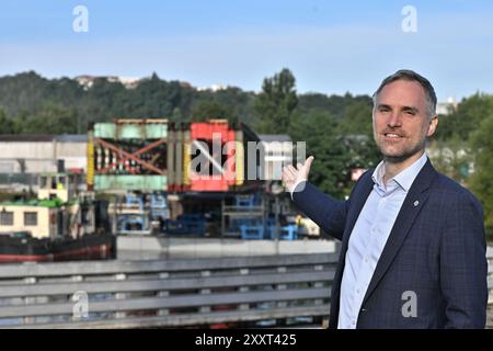 Der stellvertretende Bürgermeister Zdenek Hrib beobachtet den Transport der letzten und größten Stahlkonstruktion per Schiff von Velka Chuchle zur Baustelle der Dvorecky-Brücke in Prag, Tschechien, am 26. August 2024. (CTK Foto/Michaela Rihova) Stockfoto