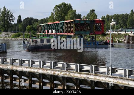 Transport der letzten und größten Stahlkonstruktion per Schiff von Velka Chuchle zur Baustelle der Dvorecky Brücke in Prag, Tschechische Republik, 26. August 2024. (CTK Foto/Michaela Rihova) Stockfoto