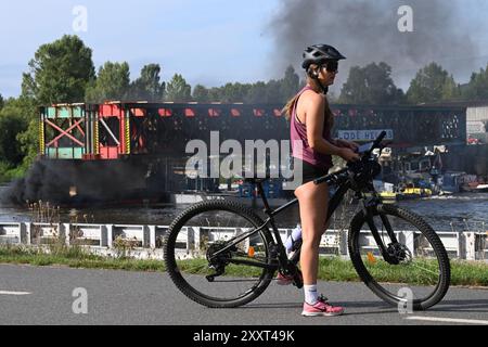 Transport der letzten und größten Stahlkonstruktion per Schiff von Velka Chuchle zur Baustelle der Dvorecky Brücke in Prag, Tschechische Republik, 26. August 2024. (CTK Foto/Michaela Rihova) Stockfoto