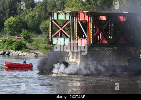 Transport der letzten und größten Stahlkonstruktion per Schiff von Velka Chuchle zur Baustelle der Dvorecky Brücke in Prag, Tschechische Republik, 26. August 2024. (CTK Foto/Michaela Rihova) Stockfoto