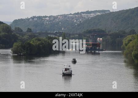 Transport der letzten und größten Stahlkonstruktion per Schiff von Velka Chuchle zur Baustelle der Dvorecky Brücke in Prag, Tschechische Republik, 26. August 2024. (CTK Foto/Michaela Rihova) Stockfoto