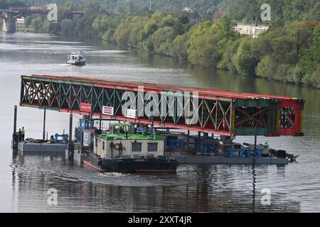 Transport der letzten und größten Stahlkonstruktion per Schiff von Velka Chuchle zur Baustelle der Dvorecky Brücke in Prag, Tschechische Republik, 26. August 2024. (CTK Foto/Michaela Rihova) Stockfoto