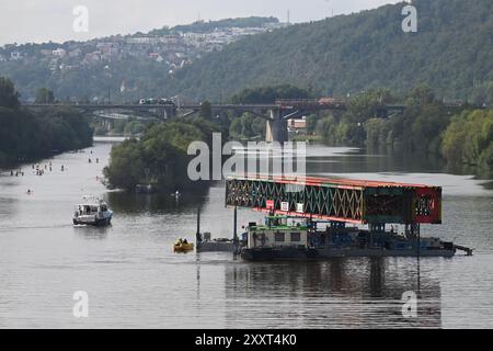 Transport der letzten und größten Stahlkonstruktion per Schiff von Velka Chuchle zur Baustelle der Dvorecky Brücke in Prag, Tschechische Republik, 26. August 2024. (CTK Foto/Michaela Rihova) Stockfoto