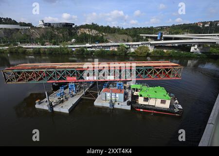 Transport der letzten und größten Stahlkonstruktion per Schiff von Velka Chuchle zur Baustelle der Dvorecky Brücke in Prag, Tschechische Republik, 26. August 2024. (CTK Foto/Michaela Rihova) Stockfoto