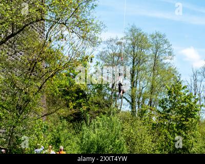 Clecy, Normandie, Frankreich, 10. Mai 2024. In Cleacy in der nördlichen Normandie auf eine Bungee-Seile springen, in der Hintergros auf ein Seil springen Stockfoto