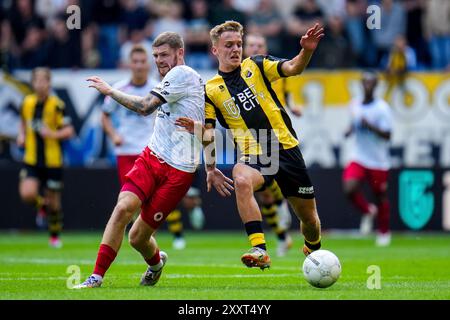 ARNHEM, NIEDERLANDE - 25. AUGUST: Django Warmerdam von Excelsior Rotterdam und Gyan de Regt von Vitesse kämpfen um Besitz während des niederländischen Keuken Kampioen Divisie-Spiels zwischen Vitesse und Excelsior Rotterdam am 25. August 2024 im Gelredome in Arnheim. (Foto: Rene Nijhuis/Orange Pictures) Stockfoto