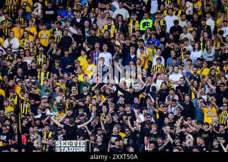 ARNHEM, NIEDERLANDE - 25. AUGUST: Fans von Vitesse während des niederländischen Keuken Kampioen Divisie-Spiels zwischen Vitesse und Excelsior Rotterdam am 25. August 2024 in Arnheim, Niederlande. (Foto: Rene Nijhuis/Orange Pictures) Stockfoto