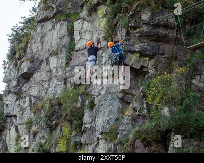 Clecy, Normandie, Frankreich, 10. Mai 2024. Zwei junge Kletterer machen ein Selfie in der Höhe, Cleacy in der Normandie, Felsen die Natur Stockfoto