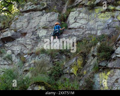 Clecy, Normandie, Frankreich, 10. Mai 2024. Zwei junge Kletterer machen ein Selfie in der Höhe, Cleacy in der Normandie, Felsen die Natur Stockfoto