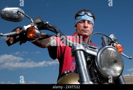Motorrad-Biker-Typ mit Tattoos und harter Männereinstellung Stockfoto