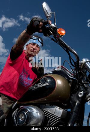 Motorrad-Biker-Typ mit Tattoos und harter Männereinstellung Stockfoto
