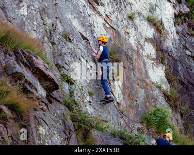 Clecy, Normandie, Frankreich, 10. Mai 2024. Zwei junge Kletterer machen ein Selfie in der Höhe, Cleacy in der Normandie, Felsen die Natur Stockfoto