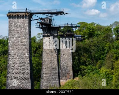 Clecy, Normandie, Frankreich, 10. Mai 2024. Ein Viadukt in der nördlichen Normandie, von dem aus Sie vom Seil springen oder die atemberaubende Aussicht auf die Natur bewundern können Stockfoto