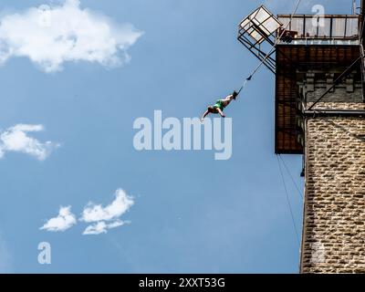 Clecy, Normandie, Frankreich, 10. Mai 2024. In Cleacy in der nördlichen Normandie auf eine Bungee-Seile springen, in der Hintergros auf ein Seil springen Stockfoto