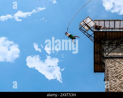 Clecy, Normandie, Frankreich, 10. Mai 2024. In Cleacy in der nördlichen Normandie auf eine Bungee-Seile springen, in der Hintergros auf ein Seil springen Stockfoto