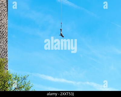 Clecy, Normandie, Frankreich, 10. Mai 2024. In Cleacy in der nördlichen Normandie auf eine Bungee-Seile springen, in der Hintergros auf ein Seil springen Stockfoto