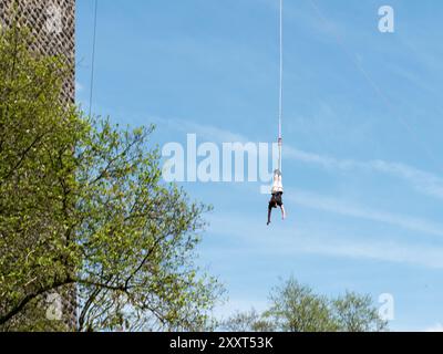 Clecy, Normandie, Frankreich, 10. Mai 2024. In Cleacy in der nördlichen Normandie auf eine Bungee-Seile springen, in der Hintergros auf ein Seil springen Stockfoto