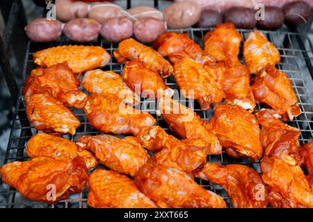 Gegrillte Hähnchenflügel auf einem Grill. Nahaufnahme. Stockfoto